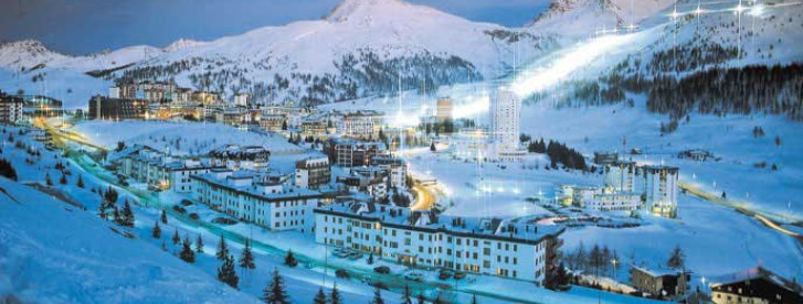 Vue de nuit sur la station de ski italienne de Sestriere