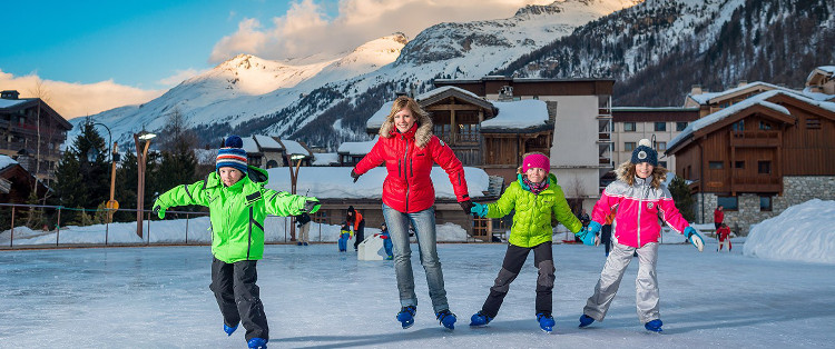 Family skiing in Val d’Isere