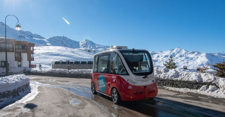 The driverless electric resort transfer bus