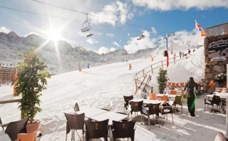Ski holidays in Pas de la Casa Andorra. A photo showing the ski-in/ski-out access at Aparthotel Olimpiades. The piste is right next to the hotel.