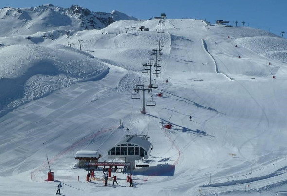 Beginners and Intermediate skiers will love the skiing from the Madeleine Express