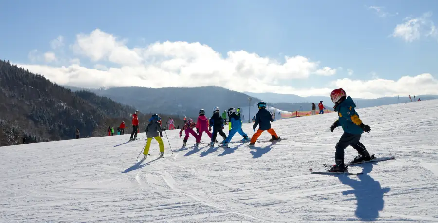 Bermain Ski Dengan Anak-Anak Saat Paskah