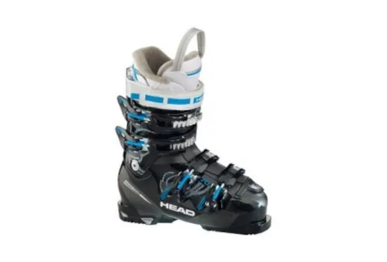 Kemas sepatu bot ski di tas jinjing untuk menghemat berat