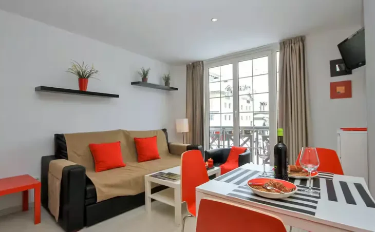 Inside Plaza Apartments - 9