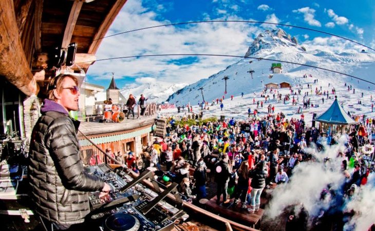 A scene of a DJ at the legendary Folie Douce. The best après-ski party for your Ski Holiday in France