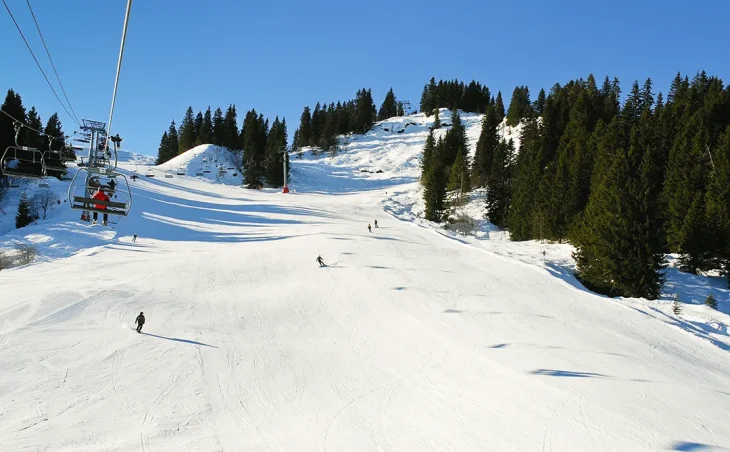 Ski holidays in Morzine: A piste with skiers