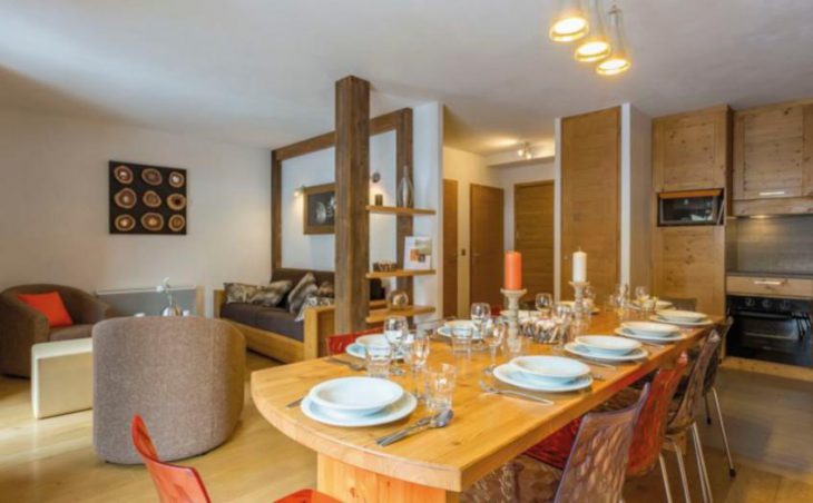Self Catered Apartment ski holiday in Tignes. Santa Terra Residence dining room with set table and seating 